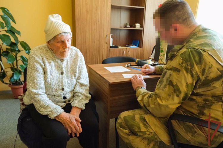 В День медицинской сестры и медбрата росгвардеец навестил жительницу ЛНР, которой спас жизнь (видео)
