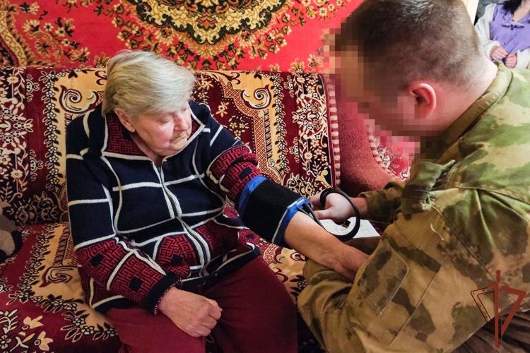 В День медицинской сестры и медбрата росгвардеец навестил жительницу ЛНР, которой спас жизнь (видео)