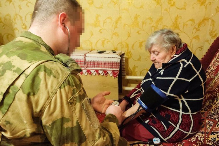 В День медицинской сестры и медбрата росгвардеец навестил жительницу ЛНР, которой спас жизнь (видео)