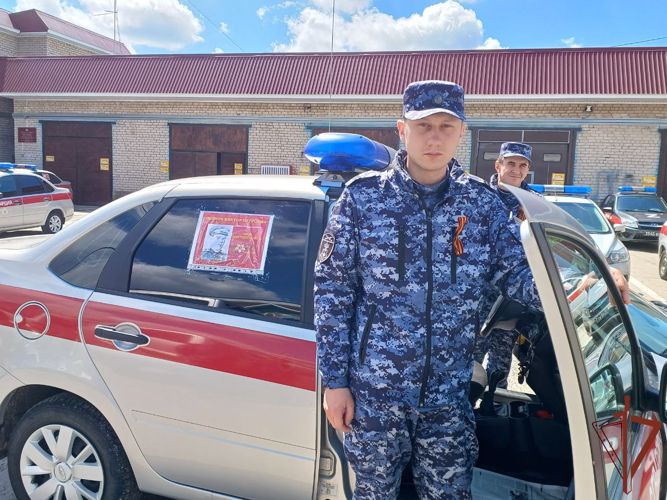 В акции «Бессмертный автополк» участвуют росгвардейцы из Карачаево-Черкесии