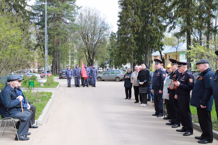 Акцию «Парад у дома ветерана» провели столичные росгвардейцы