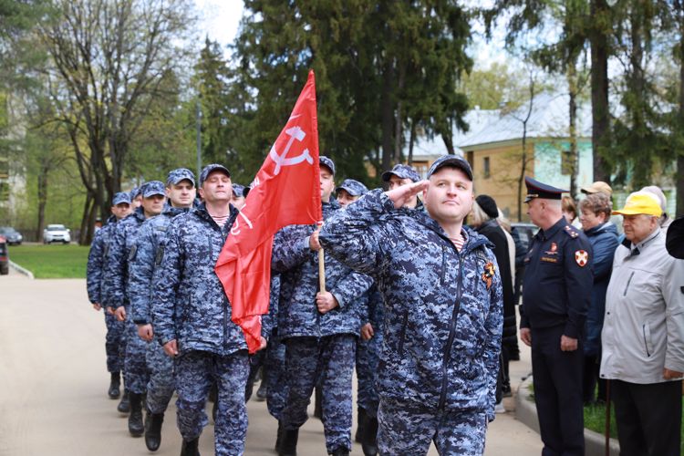 Акцию «Парад у дома ветерана» провели столичные росгвардейцы