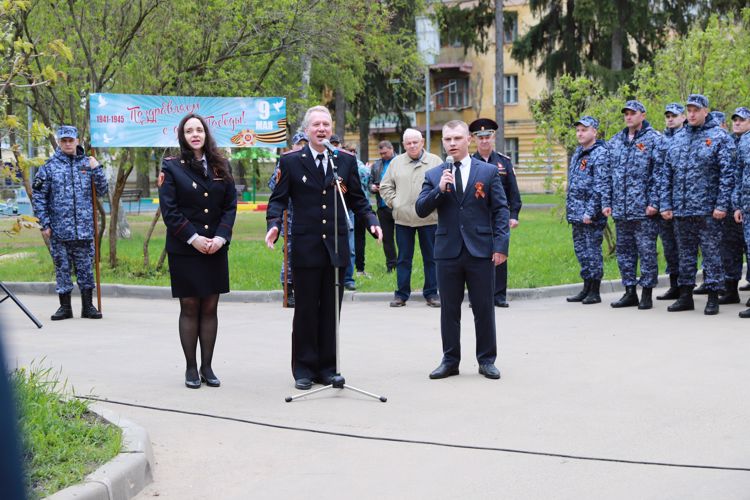 Акцию «Парад у дома ветерана» провели столичные росгвардейцы