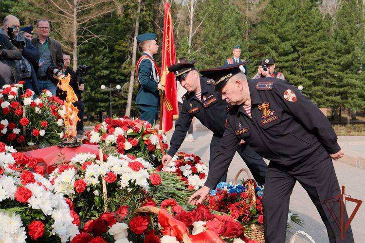 В Сибири росгвардейцы возложили цветы к мемориалам и почтили память погибших героев Великой Отечественной войны в День Победы