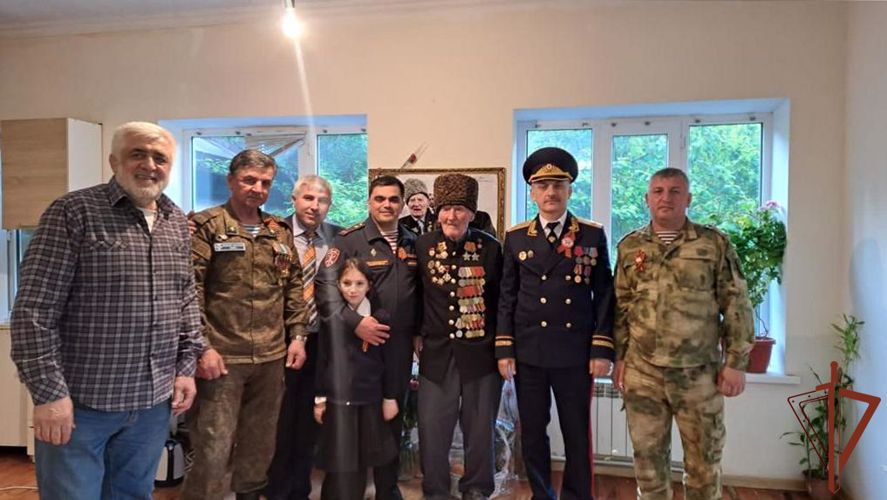 В Дагестане росгвардейцы навестили 99-летнего фронтовика