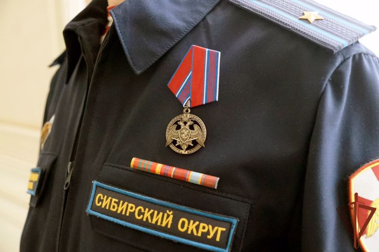 Командующий Сибирским округом вручил госнаграды росгвардейцам-участникам спецоперации