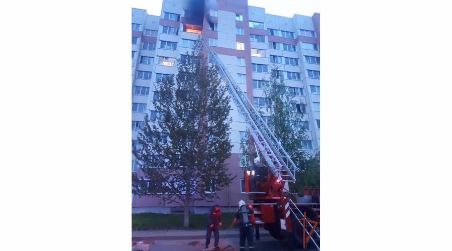 В городе Коммунар Ленинградской области сотрудники Росгвардии организовали эвакуацию жильцов из дома, в котором произошел пожар