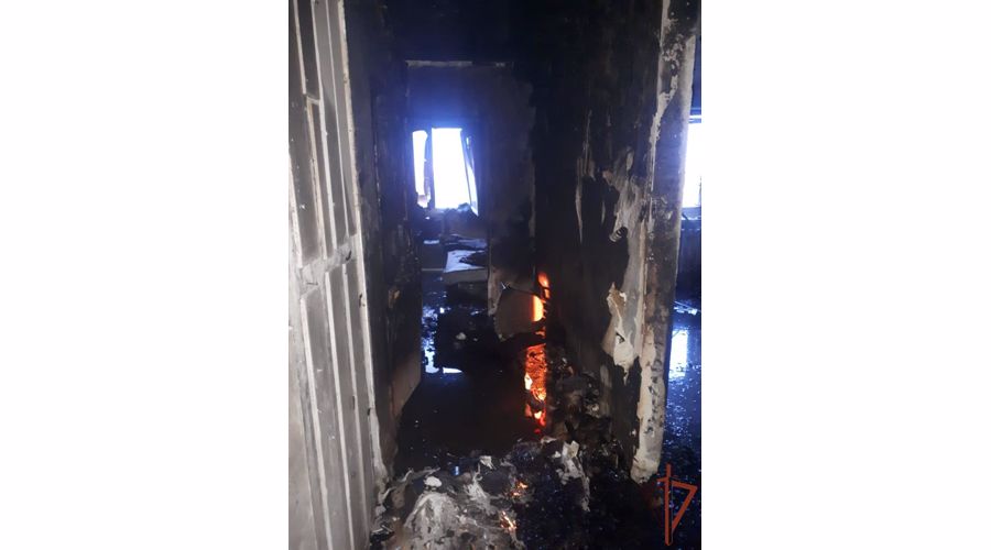 В городе Коммунар Ленинградской области сотрудники Росгвардии организовали эвакуацию жильцов из дома, в котором произошел пожар