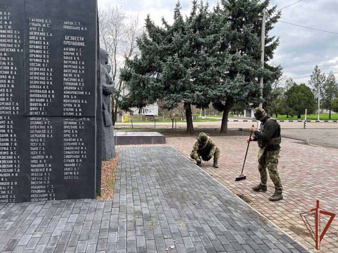 Росгвардейцы в Запорожской и Херсонской областях привели в порядок памятники и захоронения ветеранов Великой Отечественной войны