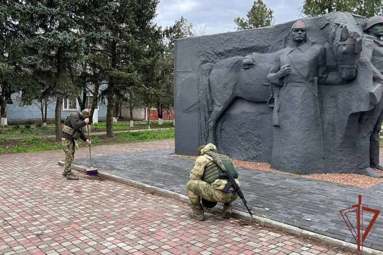Росгвардейцы в Запорожской и Херсонской областях привели в порядок памятники и захоронения ветеранов Великой Отечественной войны