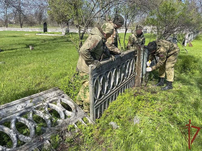 Росгвардейцы в Запорожской и Херсонской областях привели в порядок памятники и захоронения ветеранов Великой Отечественной войны