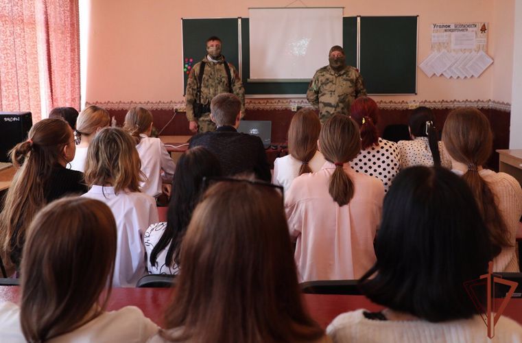 В преддверии Дня Победы росгвардейцы проводят уроки мужества для школьников в ДНР (фото) 
