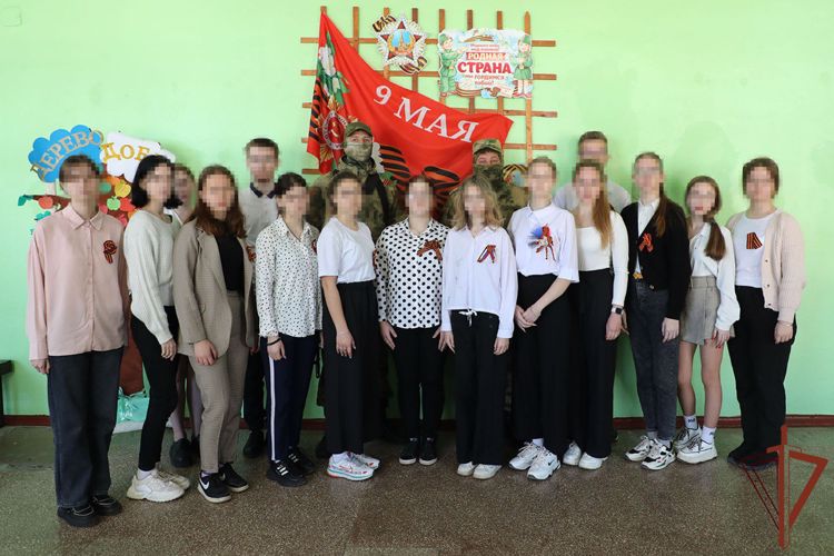 В преддверии Дня Победы росгвардейцы проводят уроки мужества для школьников в ДНР (фото)