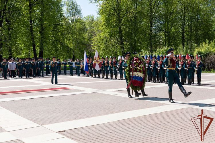 В преддверии Дня Победы генерал армии Виктор Золотов поздравил ветеранов Великой Отечественной войны (видео)