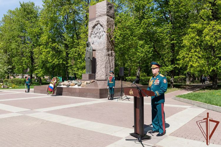 В преддверии Дня Победы генерал армии Виктор Золотов поздравил ветеранов Великой Отечественной войны (видео)