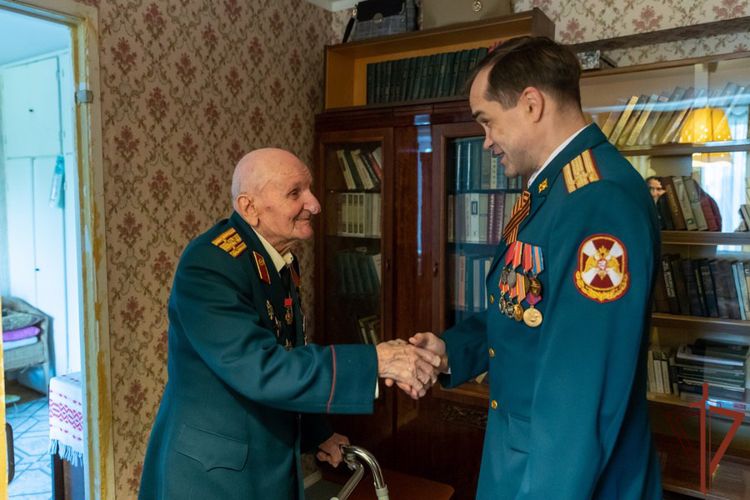 Росгвардейцы поздравили ветеранов войск правопорядка с Днем Победы 