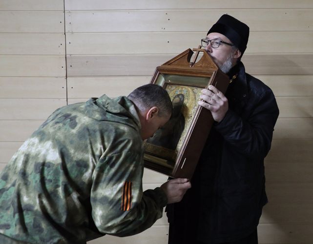Редкую икону с образом Серафима Саровского привезли росгвардейцам в ДНР