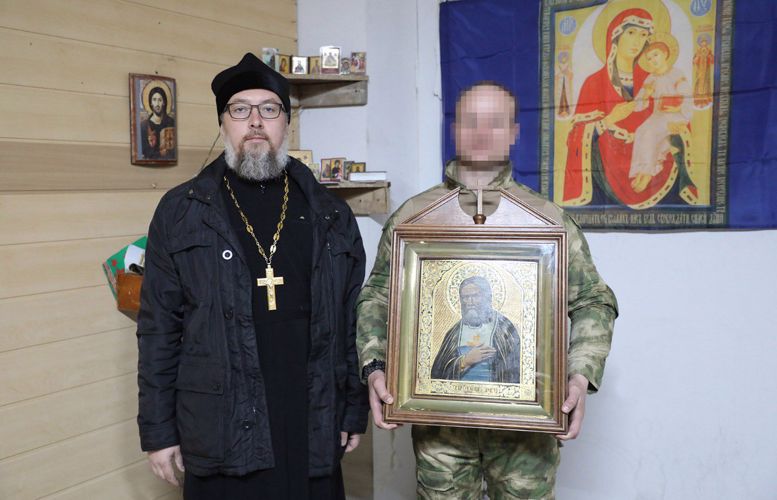 Редкую икону с образом Серафима Саровского привезли росгвардейцам в ДНР