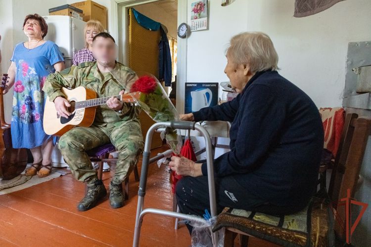 В ЛНР росгвардейцы поздравили ветерана Великой Отечественной войны с 99-летием 