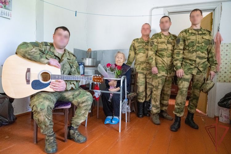 В ЛНР росгвардейцы поздравили ветерана Великой Отечественной войны с 99-летием 