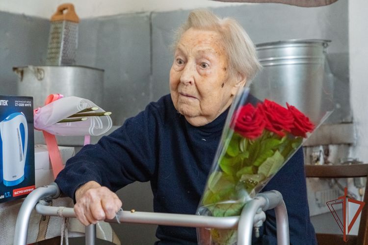 В ЛНР росгвардейцы поздравили ветерана Великой Отечественной войны с 99-летием