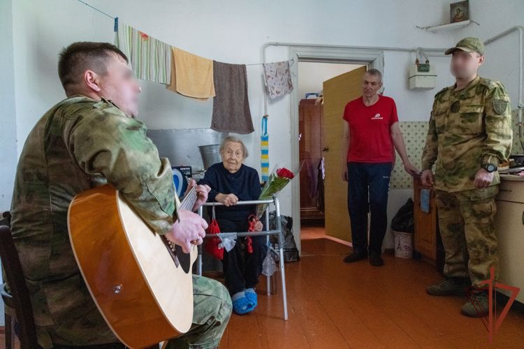 В ЛНР росгвардейцы поздравили ветерана Великой Отечественной войны с 99-летием 