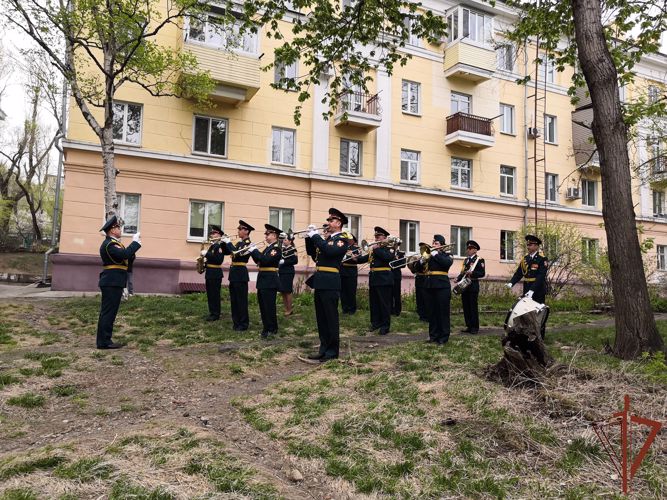 Росгвардейцы Восточного округа провели акцию «Парад у дома ветерана»