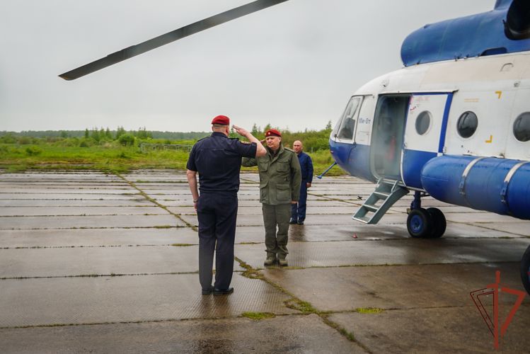 Командующий Северо-Западным округом Росгвардии проверил подразделения ОМОН и СОБР в Новгородской области