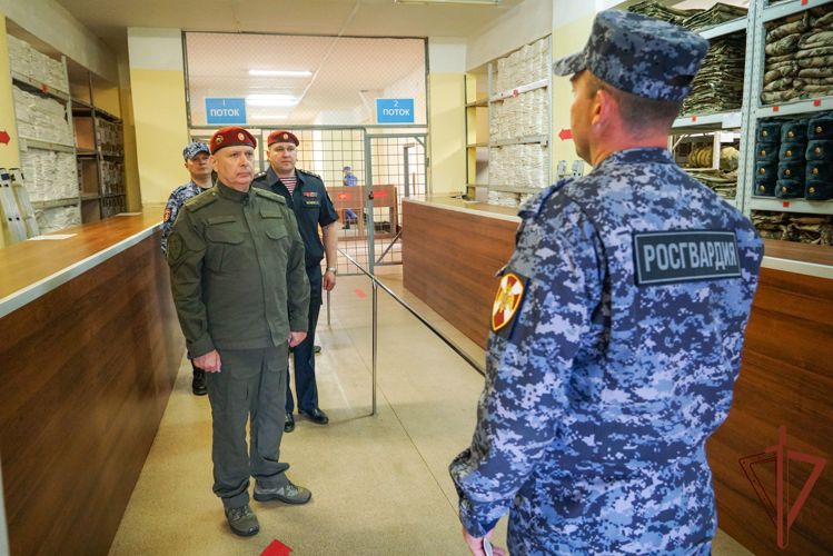  Командующий Северо-Западным округом Росгвардии проверил подразделения ОМОН и СОБР в Новгородской области 