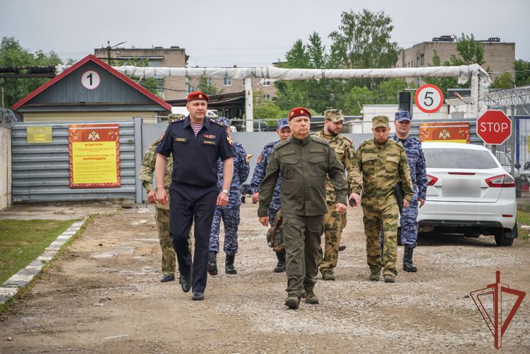  Командующий Северо-Западным округом Росгвардии проверил подразделения ОМОН и СОБР в Новгородской области 
