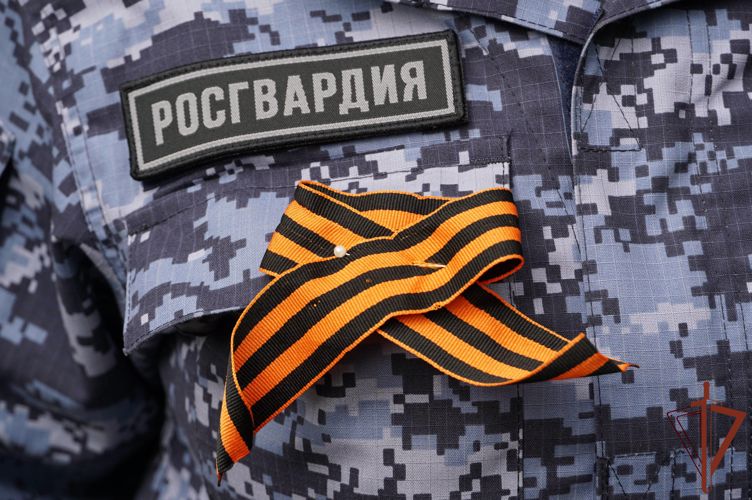 Росгвардейцы из Новгородской области поздравили с наступающим Днем Победы ветеранов Великий Отечественной войны