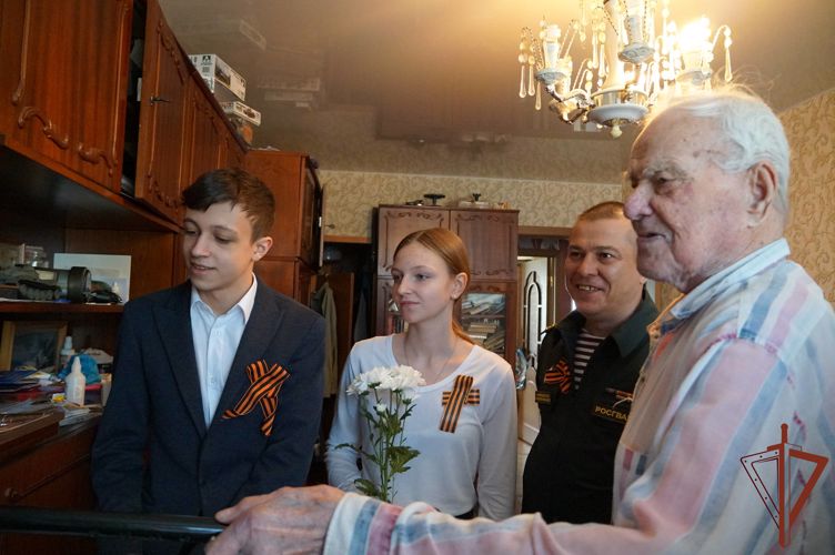 Росгвардейцы из Новгородской области поздравили с наступающим Днем Победы ветеранов Великий Отечественной войны