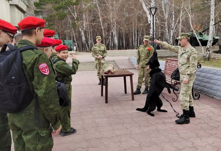 Воспитанием подрастающего поколения продолжают заниматься росгвардейцы в Сибири
