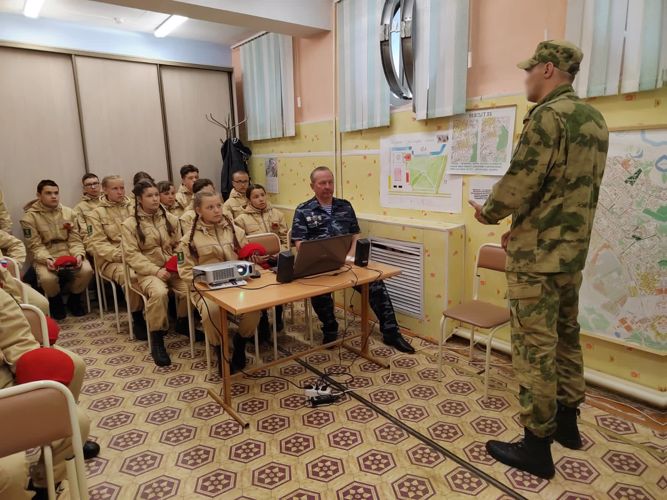 Воспитанием подрастающего поколения продолжают заниматься росгвардейцы в Сибири