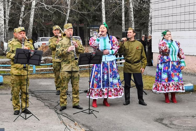 Концерт для ветеранов Великой Отечественной войны провели росгвардейцы в Алтайском крае