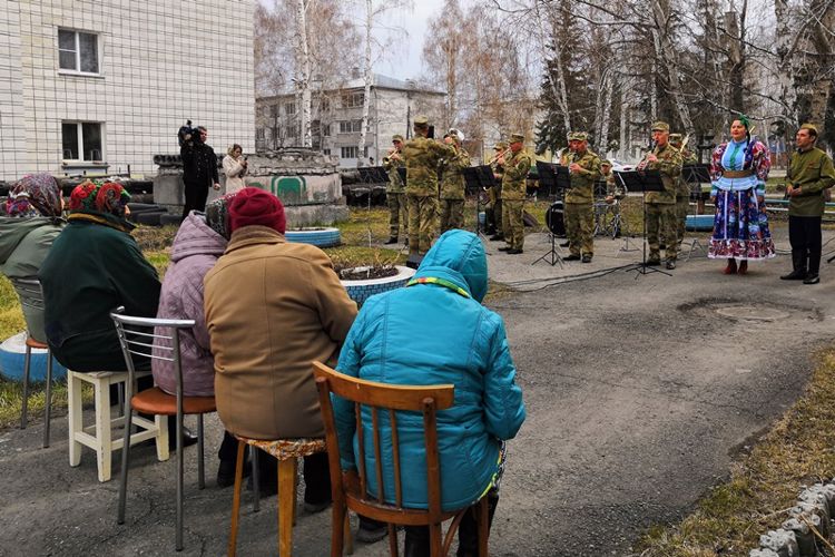 Концерт для ветеранов Великой Отечественной войны провели росгвардейцы в Алтайском крае