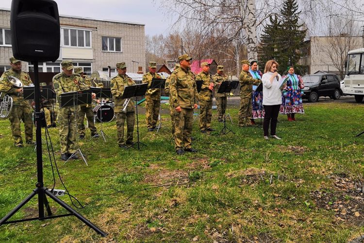 Концерт для ветеранов Великой Отечественной войны провели росгвардейцы в Алтайском крае
