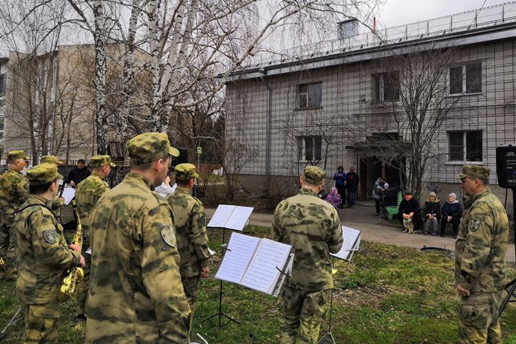Концерт для ветеранов Великой Отечественной войны провели росгвардейцы в Алтайском крае