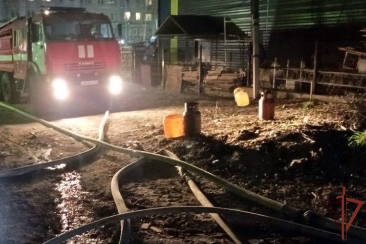 Росгвардейцы эвакуировали людей из горящего дома в Алтайском крае