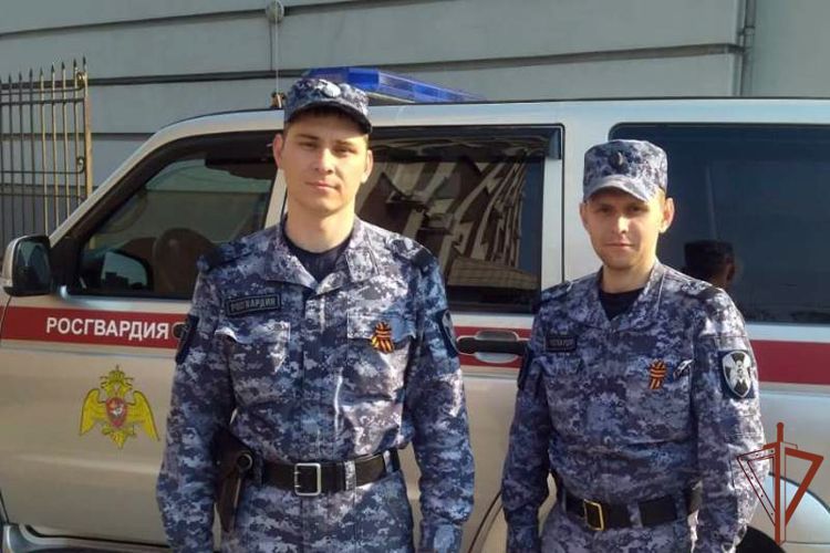 Росгвардейцы эвакуировали людей из горящего дома в Алтайском крае