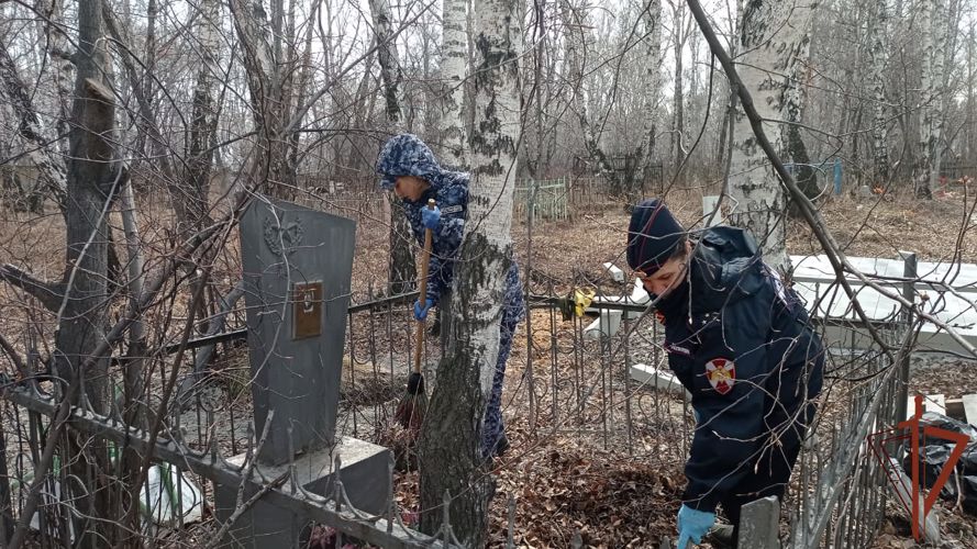 Росгвардейцы облагородили места захоронений участников Великой Отечественной войны в Иркутске