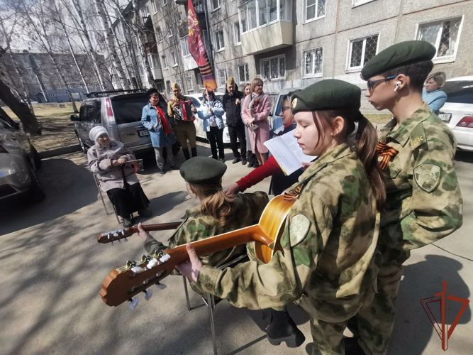 Военнослужащие Сибирского округа Росгвардии поздравляют ветеранов с наступающим Днем Победы