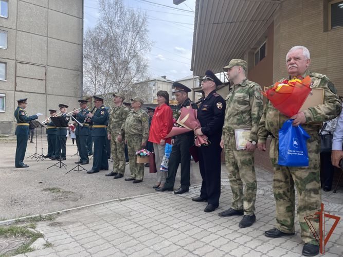 Росгвардейцы в Иркутской области поздравили ветерана Великой Отечественной войны со 100-летним юбилеем