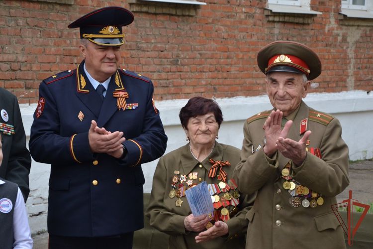 Всероссийская акция Росгвардии «Парад у дома ветерана» пришла в Самаре