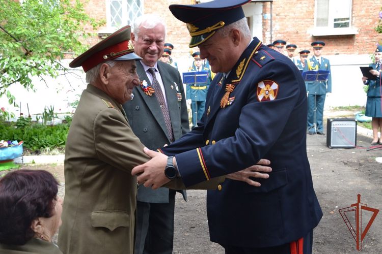 Всероссийская акция Росгвардии «Парад у дома ветерана» пришла в Самаре