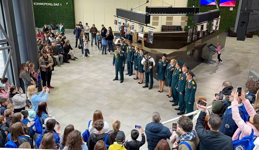 Флешмоб в честь Дня Победы провели военные музыканты - росгвардейцы в Ростовской области (видео) 
