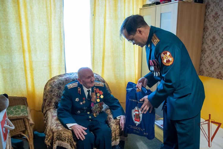 Росгвардейцы поздравили ветеранов войск правопорядка с Днем Победы 
