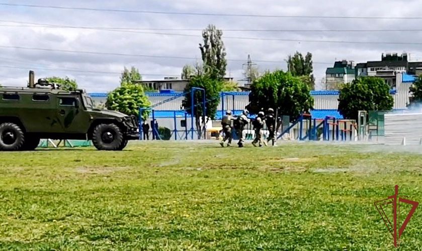 Бойцы спецподразделений Росгвардии встретились с участниками Всероссийского военно-спортивного сбора «Наследники Победы» в Волгограде (видео)