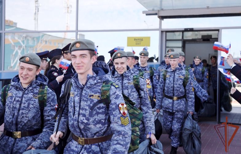 Бойцы спецподразделений Росгвардии встретились с участниками Всероссийского военно-спортивного сбора «Наследники Победы» в Волгограде (видео)
