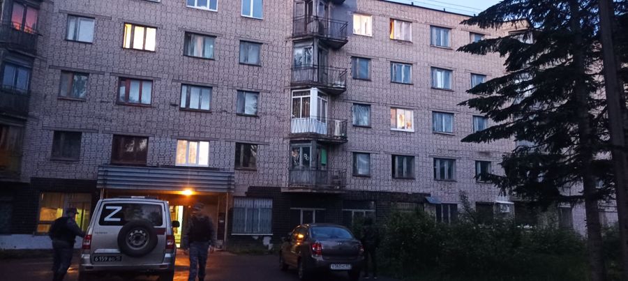 Cотрудники Росгвардии спасли женщину от падения из окна в Ленинградской области